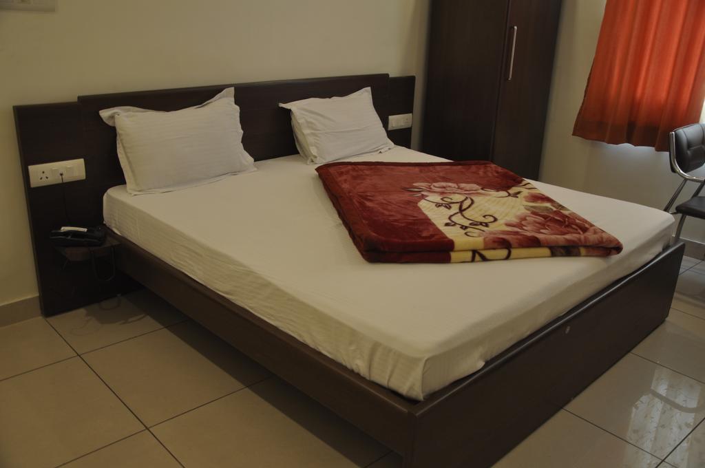 Hotel Surya Haldwāni Kültér fotó